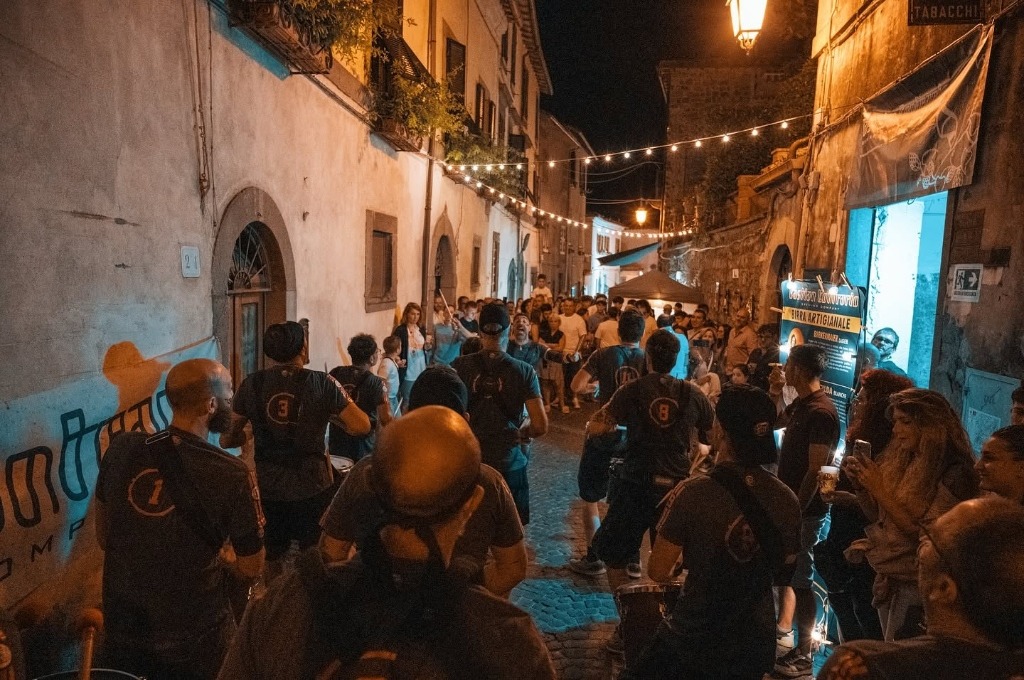 Gruppo di percussionisti in sfilata per le vie storiche