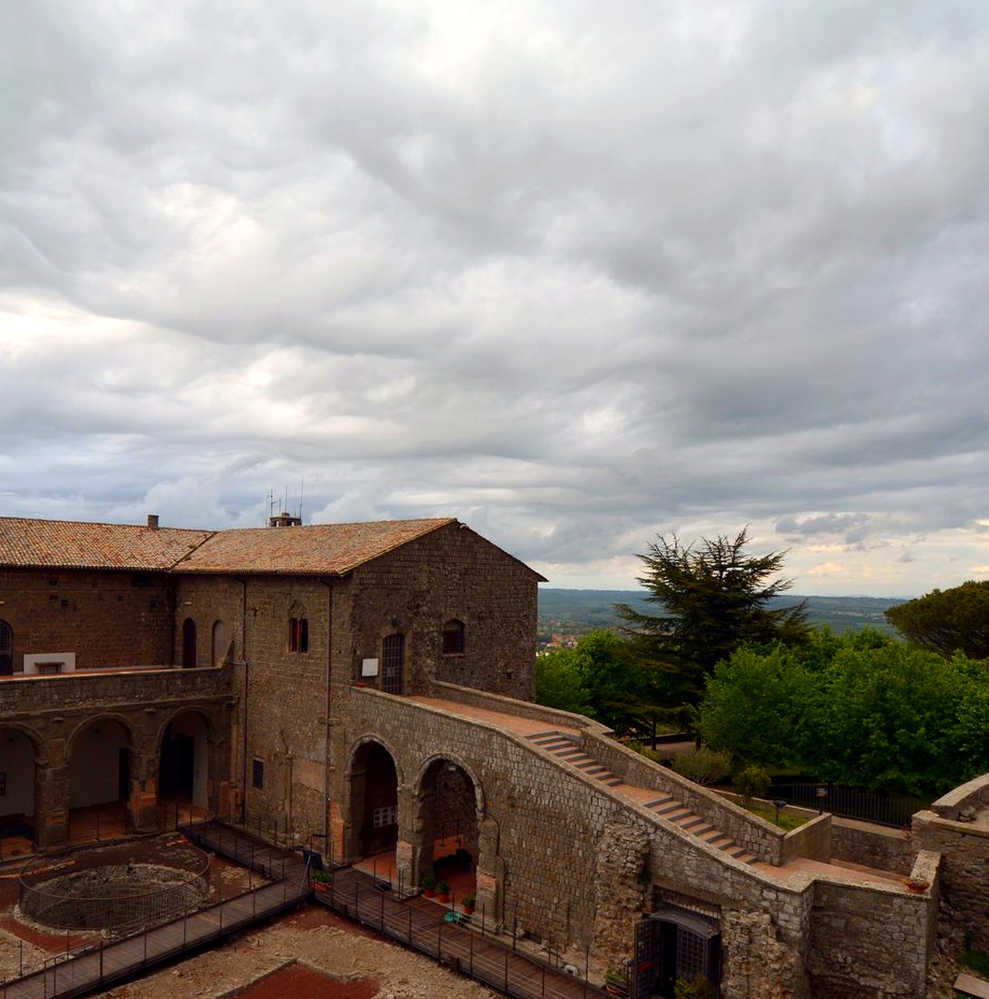 Dettaglio del profilo alto di Montefiascone sopra il lago