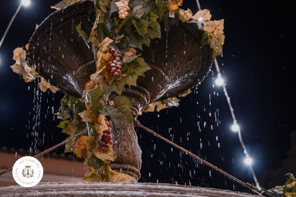 Fontana monumentale addobbata con uva