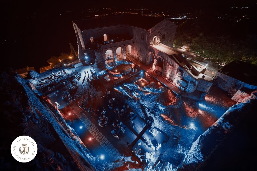Montefiascone illuminata durante un evento serale