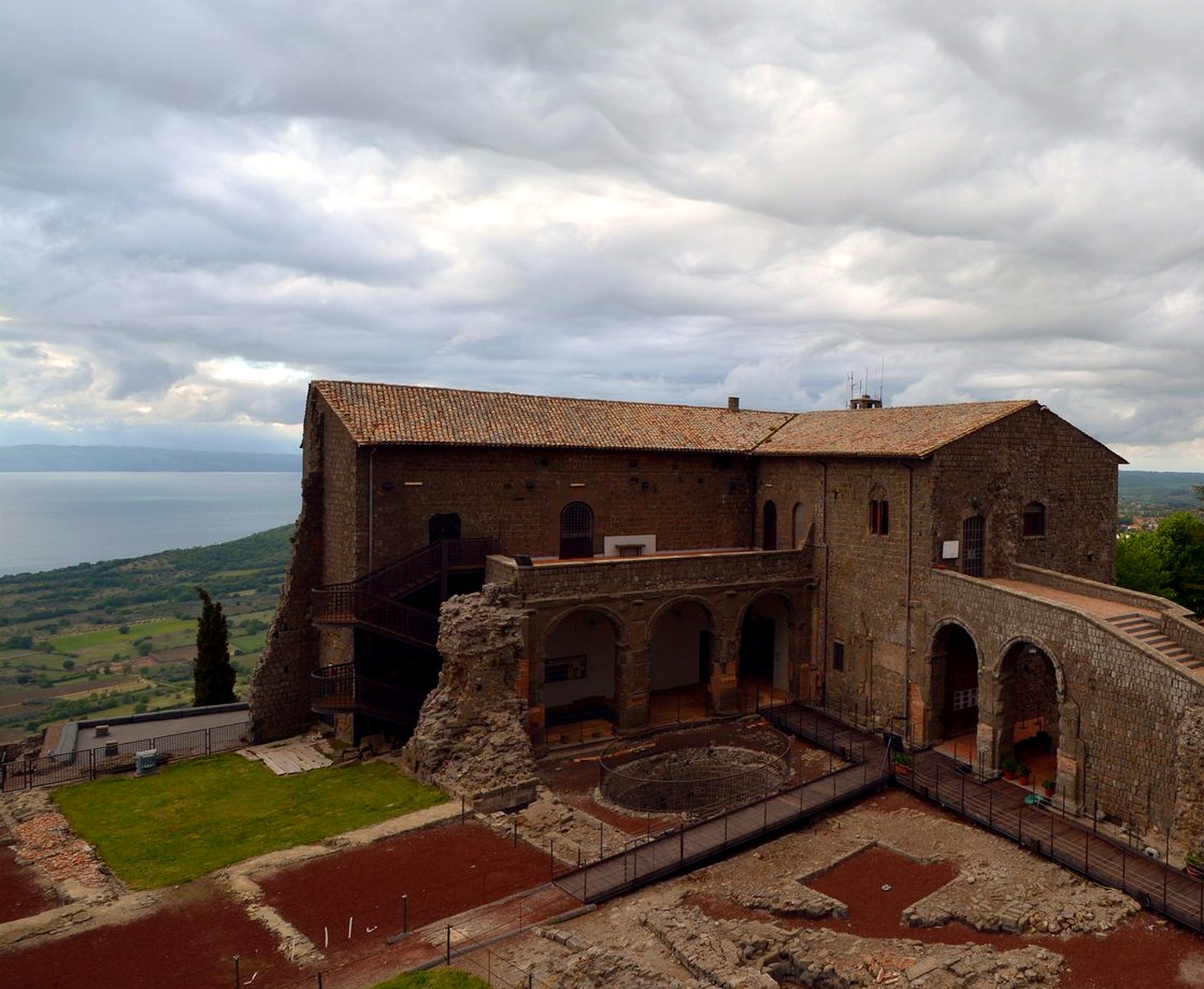 Linee del paesaggio e del cammino intorno a Montefiascone