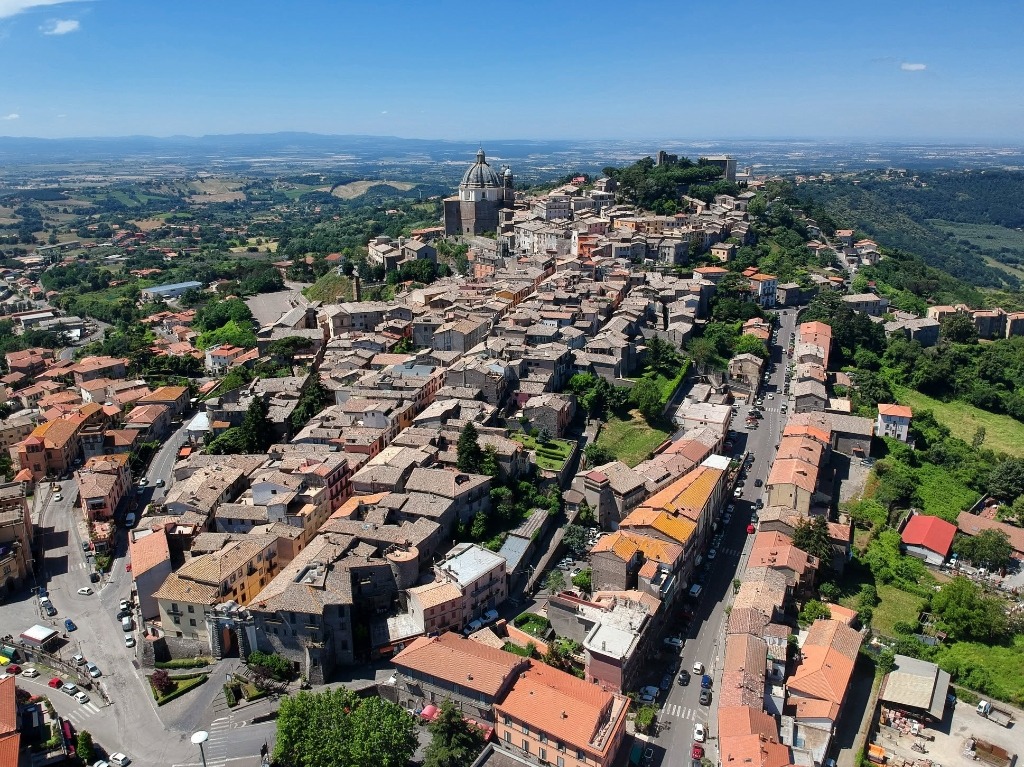 Vista aerea del centro storico di Montefiascone