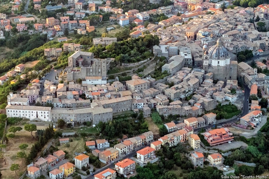 Vista aerea di Montefiascone e del Lago di Bolsena