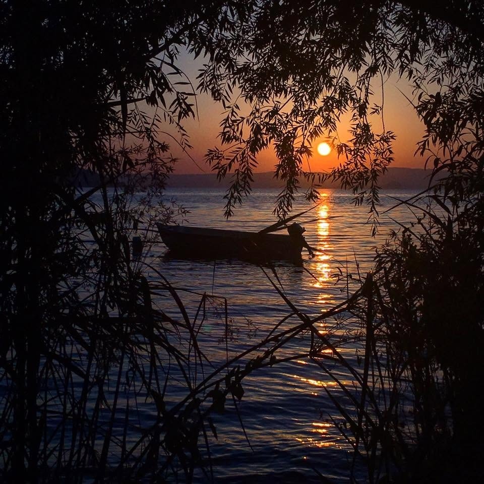 Lago di Bolsena al tramonto visto dall'alto