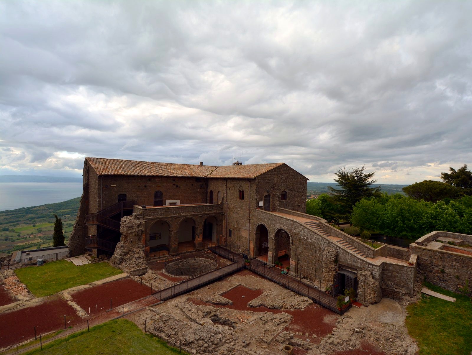 Panorama dalla Rocca dei Papi con il Lago di Bolsena sullo sfondo